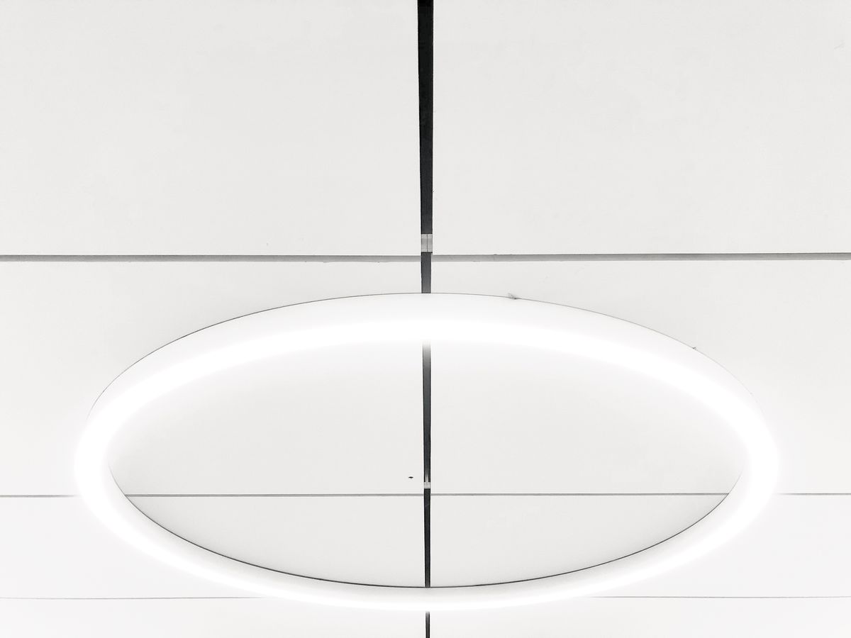 暗かった廊下の照明を、明るいLEDシーリングに交換（施工後）
