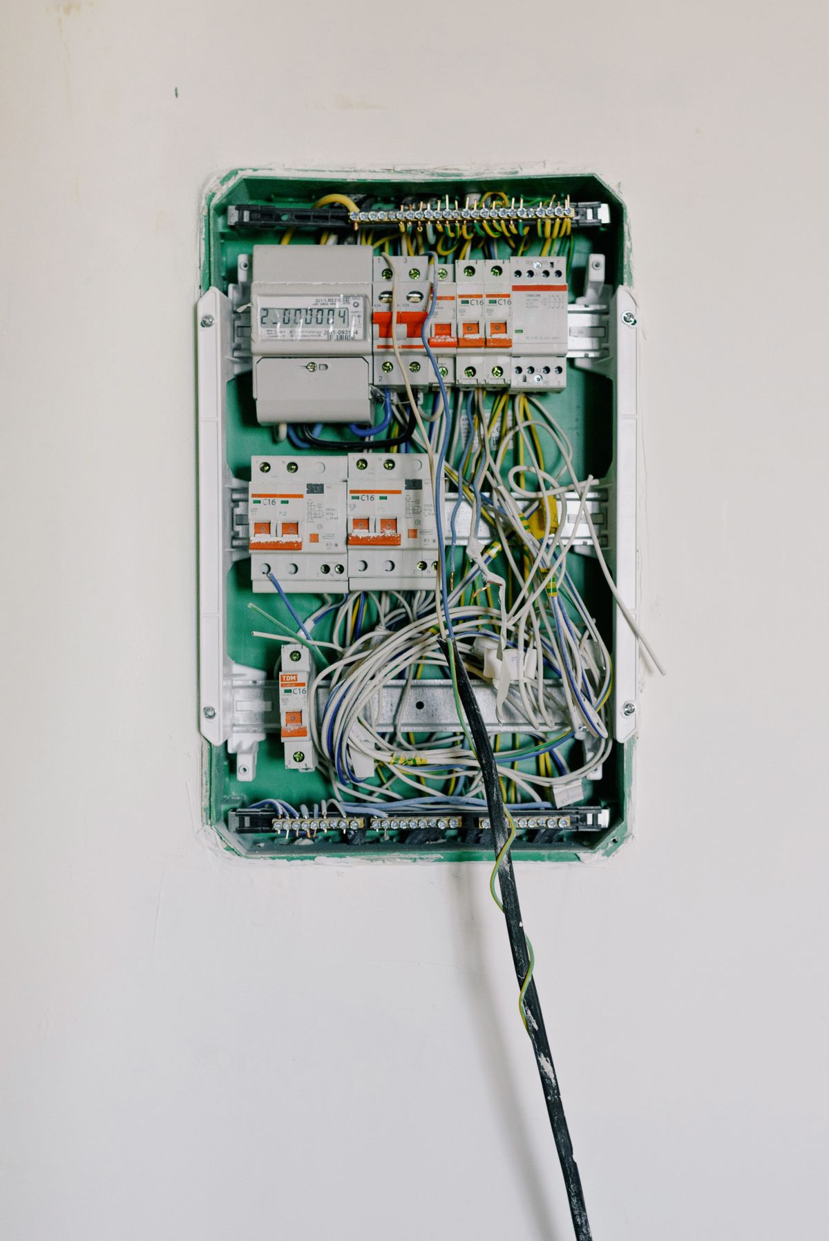 よく落ちていた古い分電盤を、安全なブレーカーへ交換（施工前）